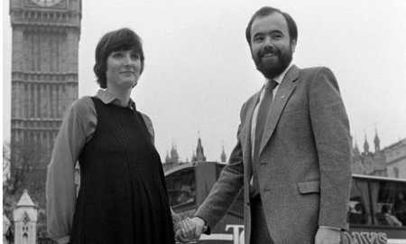 Harriot Harmon (esquerda) é hoje vice-líder do Partido Trabalhista britânico e faz parte do Conselho para o bem estar da criança. Na década de 1970, era ativista pela pedofilia no movimento PIE.