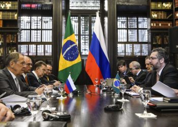O ministro das Relações Exteriores do Brasil, Ernesto Araújo, e o ministro dos Negócios Estrangeiros da Rússia, Sergey Lavrov, durante 3ª Reunião de Ministros das Relações Exteriores do Brics, no Palácio do Itamaraty, no Rio de Janeiro