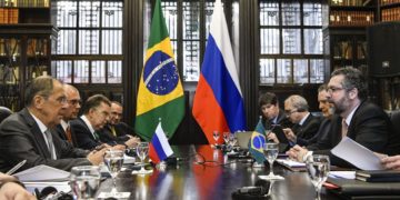 O ministro das Relações Exteriores do Brasil, Ernesto Araújo, e o ministro dos Negócios Estrangeiros da Rússia, Sergey Lavrov, durante 3ª Reunião de Ministros das Relações Exteriores do Brics, no Palácio do Itamaraty, no Rio de Janeiro