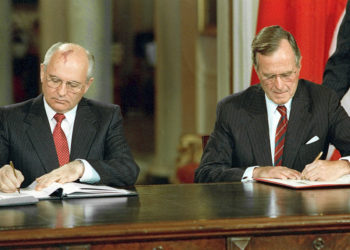 George Bush e Gorbatchov.
12.06.1990 Официальный визит в США президента СССР М.С.Горбачева. Президенты СССР и США М.С.Горбачев и Дж.Буш во время подписания советско-американских документов. Юрий Абрамочкин/РИА Новости