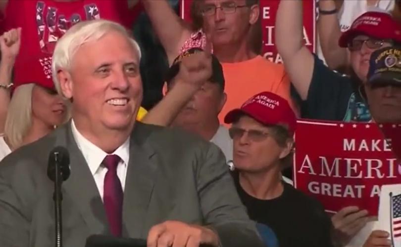 Goevrnador Republicado Jim Justice, que sancionou a lei de proteção a sobreviventes de abortos.