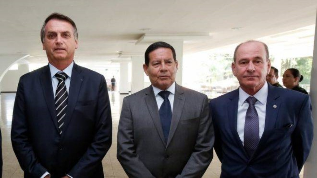 Jair Bolsonaro, General Mourão e Fernando Azevedo assinam nota sobre Forças Armadas| Foto: MARCOS CORREA/PR