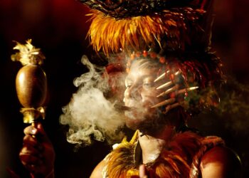 30/07/2017- JURUTI- PARÁ- Luzes, cores e muita animação da torcida marcaram a noite de disputa do Festribal, o Festival das Tribos de Juruti, realizado na noite de sábado. A Munduruku (foto) iniciou a grande noite com o tema: Mistério dos Pajés, com 350 brincantes em um grande espetáculo de evolução. A tribo já foi 11 vezes campeã, sendo a vitoriosa nos últimos três anos.
FOTO: RAIMUNDO PACCÓ