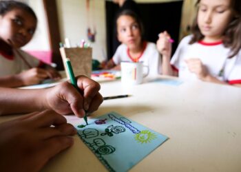 Brasília - Alunos da rede pública de ensino do DF realizam atividades de educação ambiental na Escola da Natureza.( Marcelo Camargo/Agência Brasil)