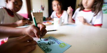 Brasília - Alunos da rede pública de ensino do DF realizam atividades de educação ambiental na Escola da Natureza.( Marcelo Camargo/Agência Brasil)