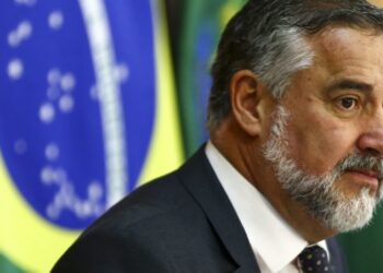 O ministro da Secretaria de Comunicação, Paulo Pimenta, o presidente, durante café da manhã com jornalistas setoristas, no Palácio do Planalto.