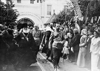 24341 26.05.1913 Российский Император Николай II с наследником цесаревичем Алексеем (на втором плане на руках казака) отбывают из Новоспасского монастыря. Царская семья спустилась в усыпальницу боярского рода Романовых, где царь "поклонился гробницам великой царицы инокини Марфы, родоначальника дома Романовых Захария Кошкина и других предков". В Новоспасском монастыре Император открыл часовню в честь 300-летия дома Романовых.Из Центрального Государственного исторического архива СССР в Ленинграде. РИА Новости/РИА Новости