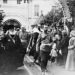 24341 26.05.1913 Российский Император Николай II с наследником цесаревичем Алексеем (на втором плане на руках казака) отбывают из Новоспасского монастыря. Царская семья спустилась в усыпальницу боярского рода Романовых, где царь "поклонился гробницам великой царицы инокини Марфы, родоначальника дома Романовых Захария Кошкина и других предков". В Новоспасском монастыре Император открыл часовню в честь 300-летия дома Романовых.Из Центрального Государственного исторического архива СССР в Ленинграде. РИА Новости/РИА Новости