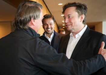 Brazil's President Jair Bolsonaro and Tesla CEO Elon Musk talk during a meeting in Porto Feliz city in Sao Paulo state, Brazil May 20, 2022.  Kenny Oliveira/MCom/Handout via REUTERS